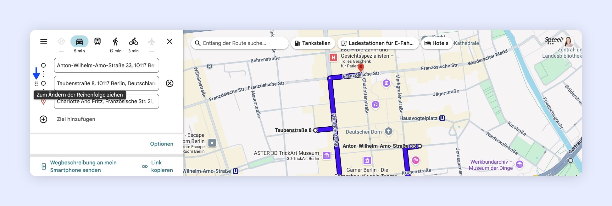 Die Google-Maps-Oberfläche zeigt die Neuordnung der Reihenfolge der Stopps einer Route in Berlin, Deutschland.