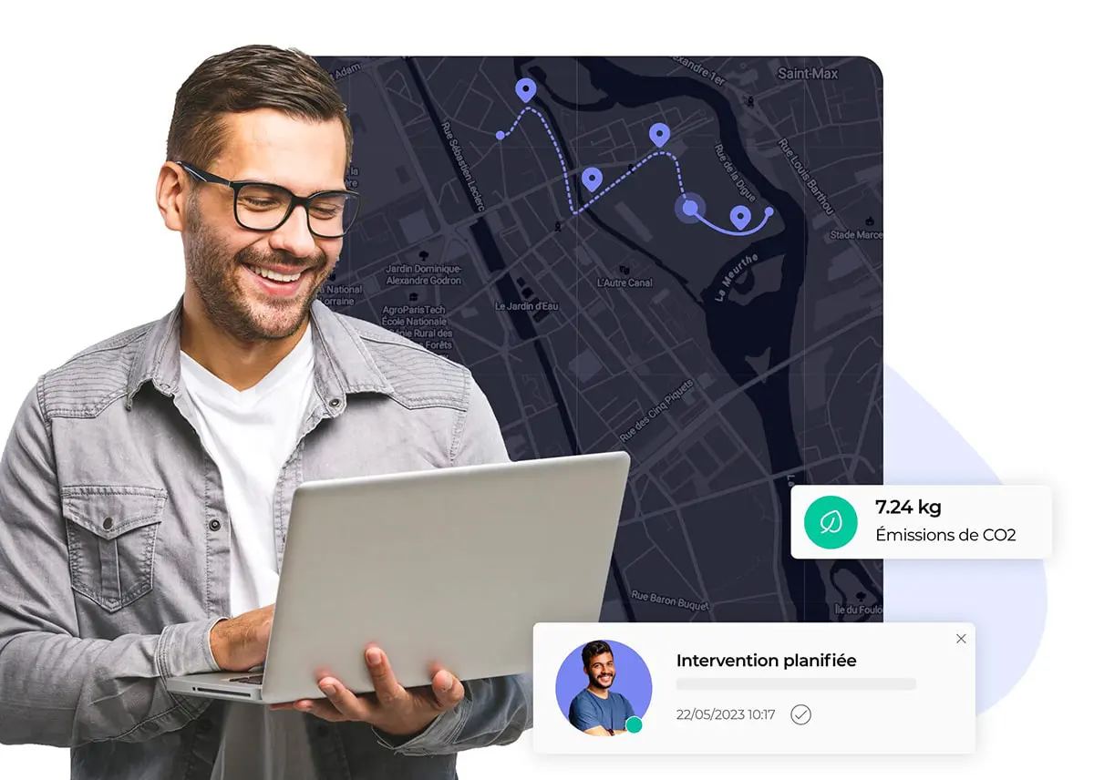 Homme utilisant un ordinateur portable devant une carte affichant un itinéraire optimisé et des informations d’intervention et d’émissions de CO2.