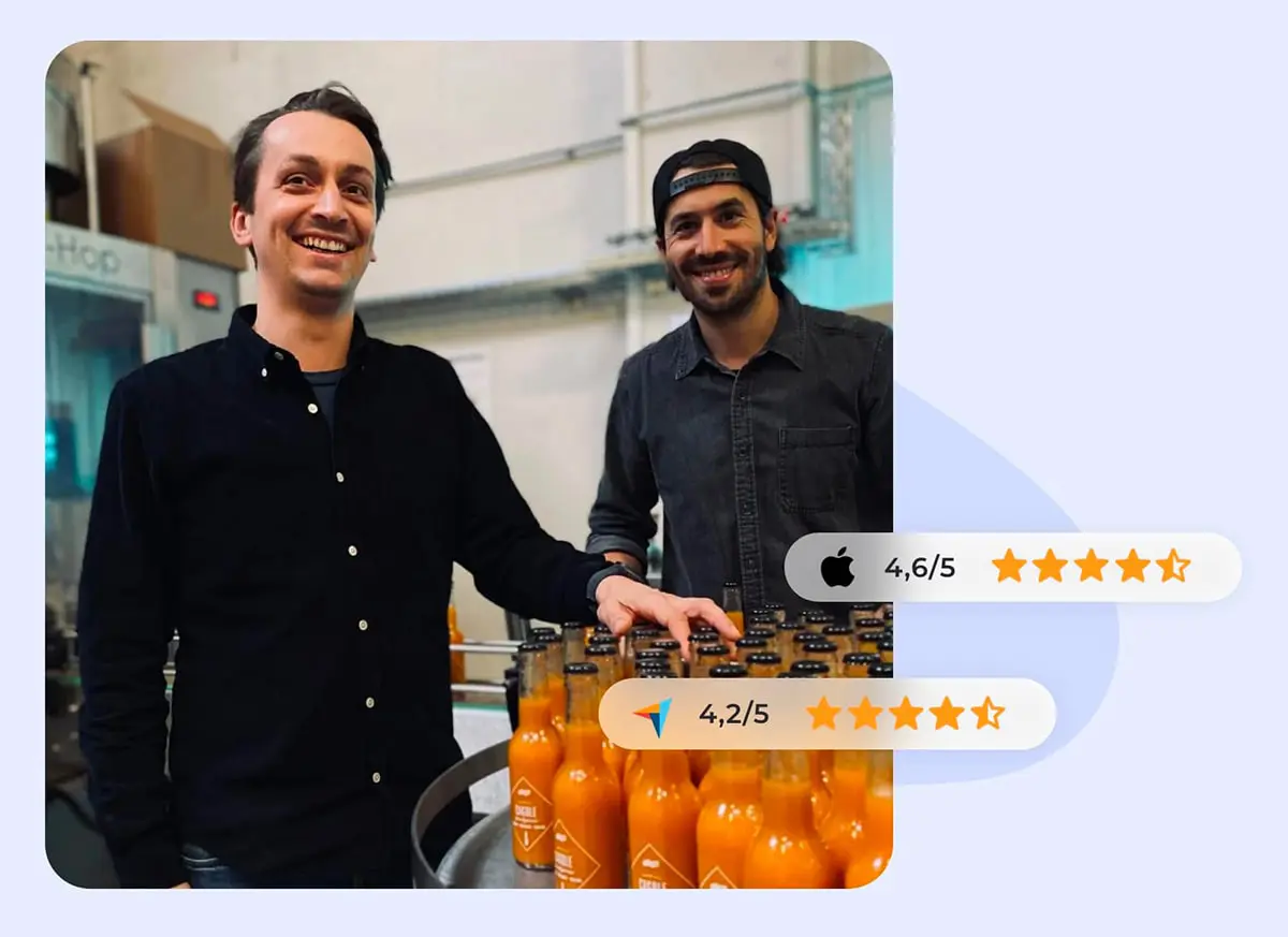 Deux hommes souriants dans un atelier manipulant des bouteilles, avec des évaluations clients affichées (4,6/5 et 4,2/5).