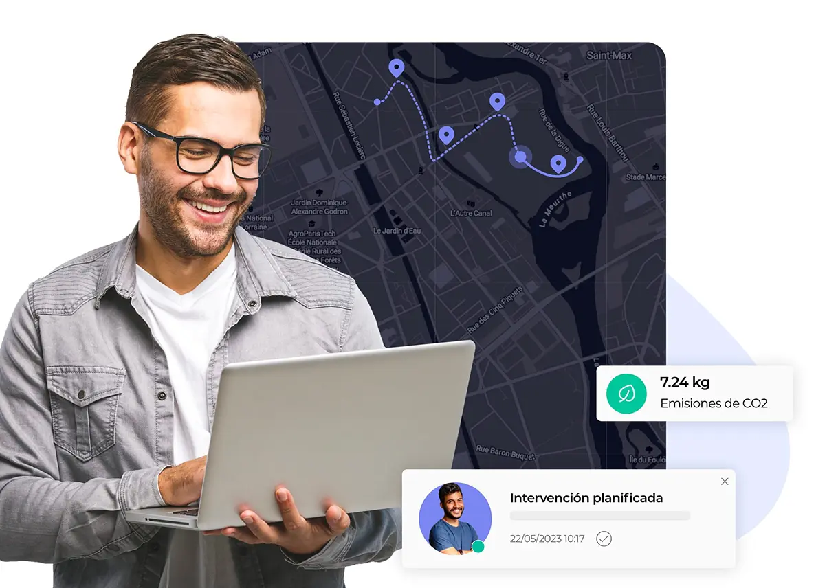 Hombre utilizando un ordenador portátil frente a un mapa que muestra una ruta optimizada y datos de intervención y emisiones de CO2.