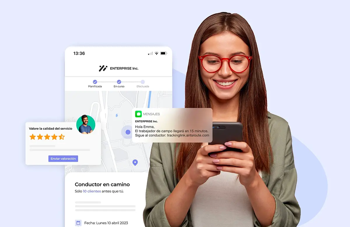 Mujer sonriente utilizando su smartphone, con una interfaz que muestra el seguimiento de un conductor en camino, un mensaje de notificación y una evaluación del servicio.
