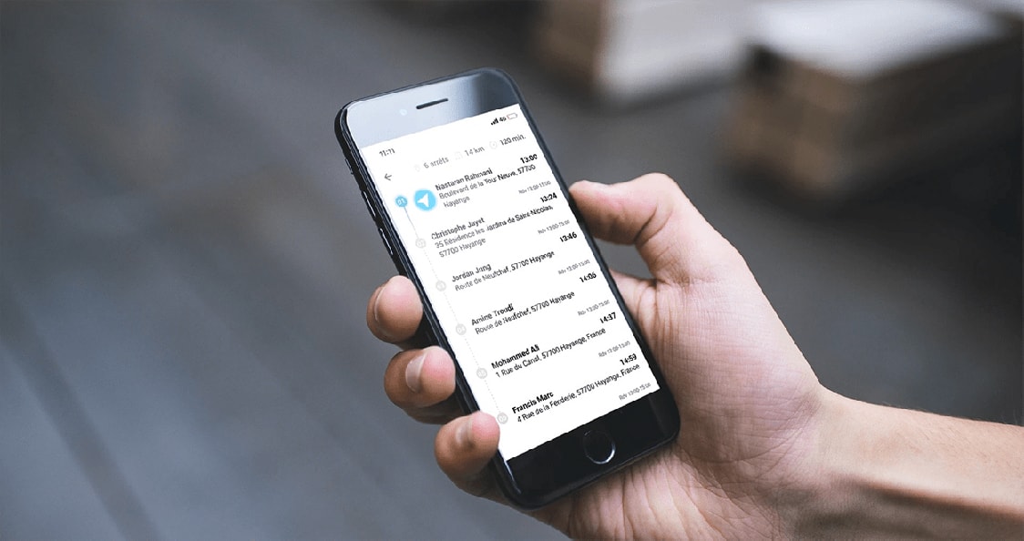une personne qui utilise l'application mobile AntsRoute sur smartphone