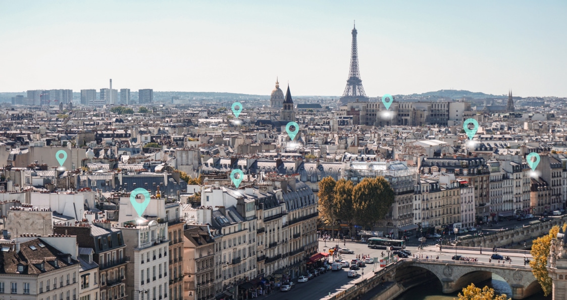 La ville de Paris avec des icônes qui indiquent des lieux de livraison ou d'intervention