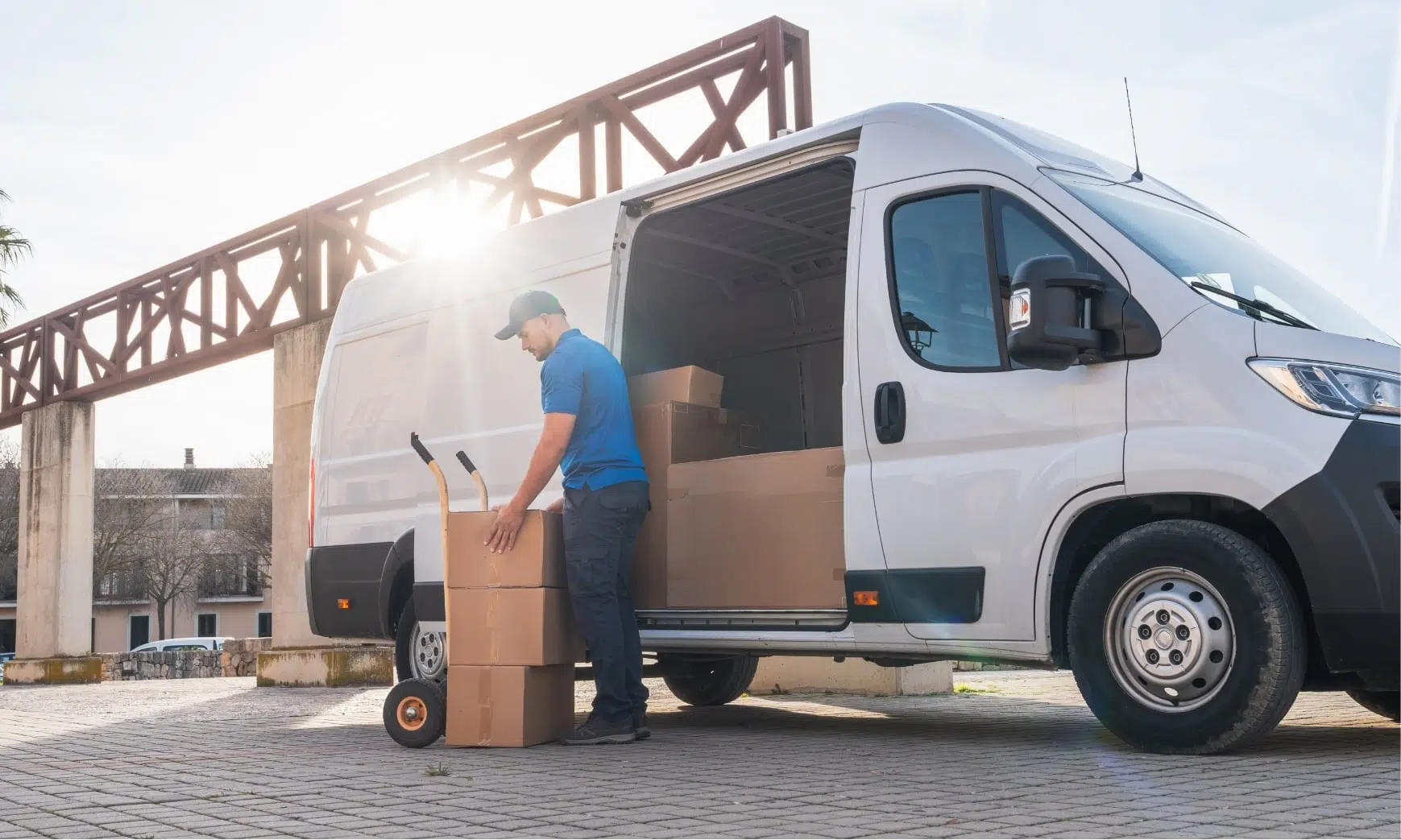 Un livreur décharge des colis d'un camion en centre-ville.