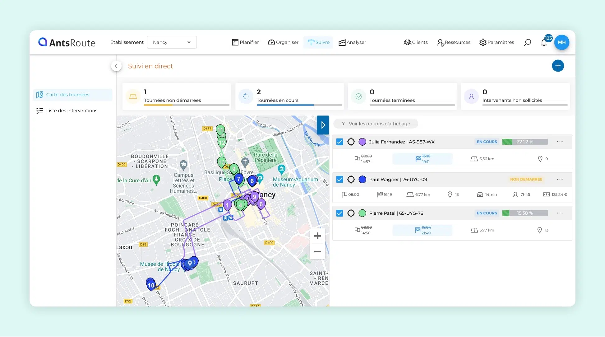 L'interface du logiciel AntsRoute montrant trois plans de tournées optimisés.