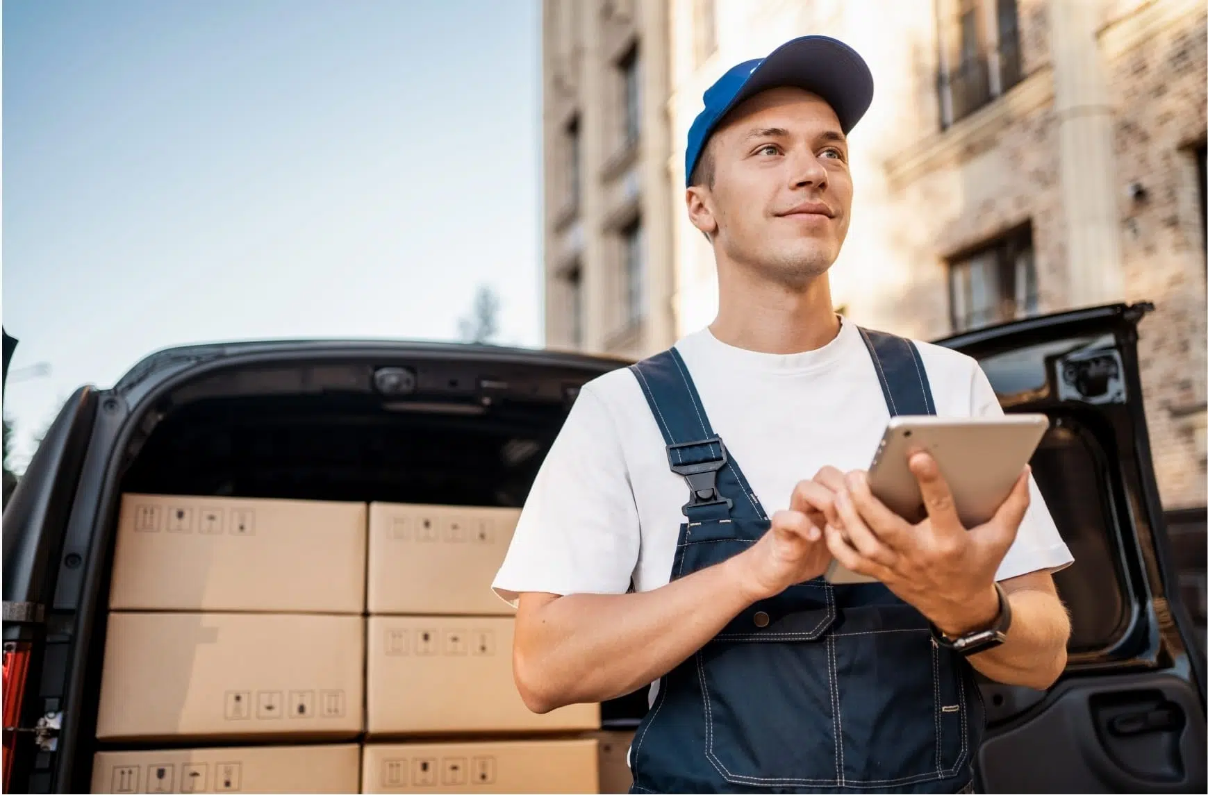 Un uomo utilizza un'applicazione per organizzare le sue consegne.