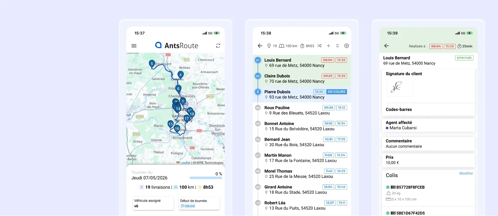 Trois écrans d’une application mobile AntsRoute affichant une carte de tournée de livraisons, une liste d’arrêts avec horaires et le détail d’une livraison avec signature client et informations de colis.
