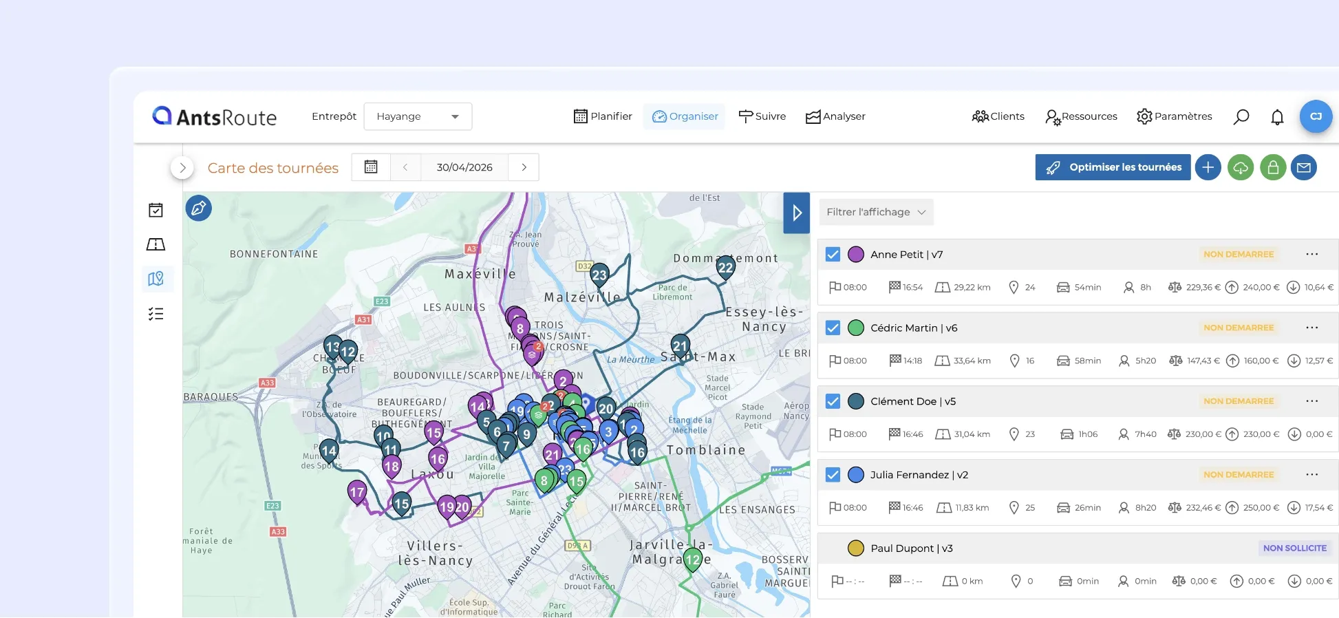 Interface AntsRoute affichant une carte de tournées avec plusieurs itinéraires colorés et une liste de chauffeurs et trajets sur le côté.