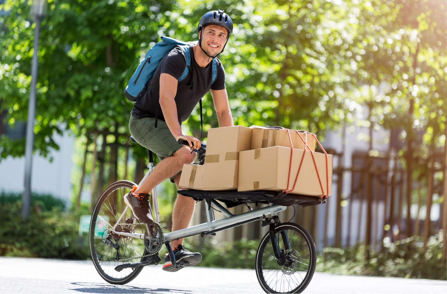 Un homme transporte des colis sur un vélo.