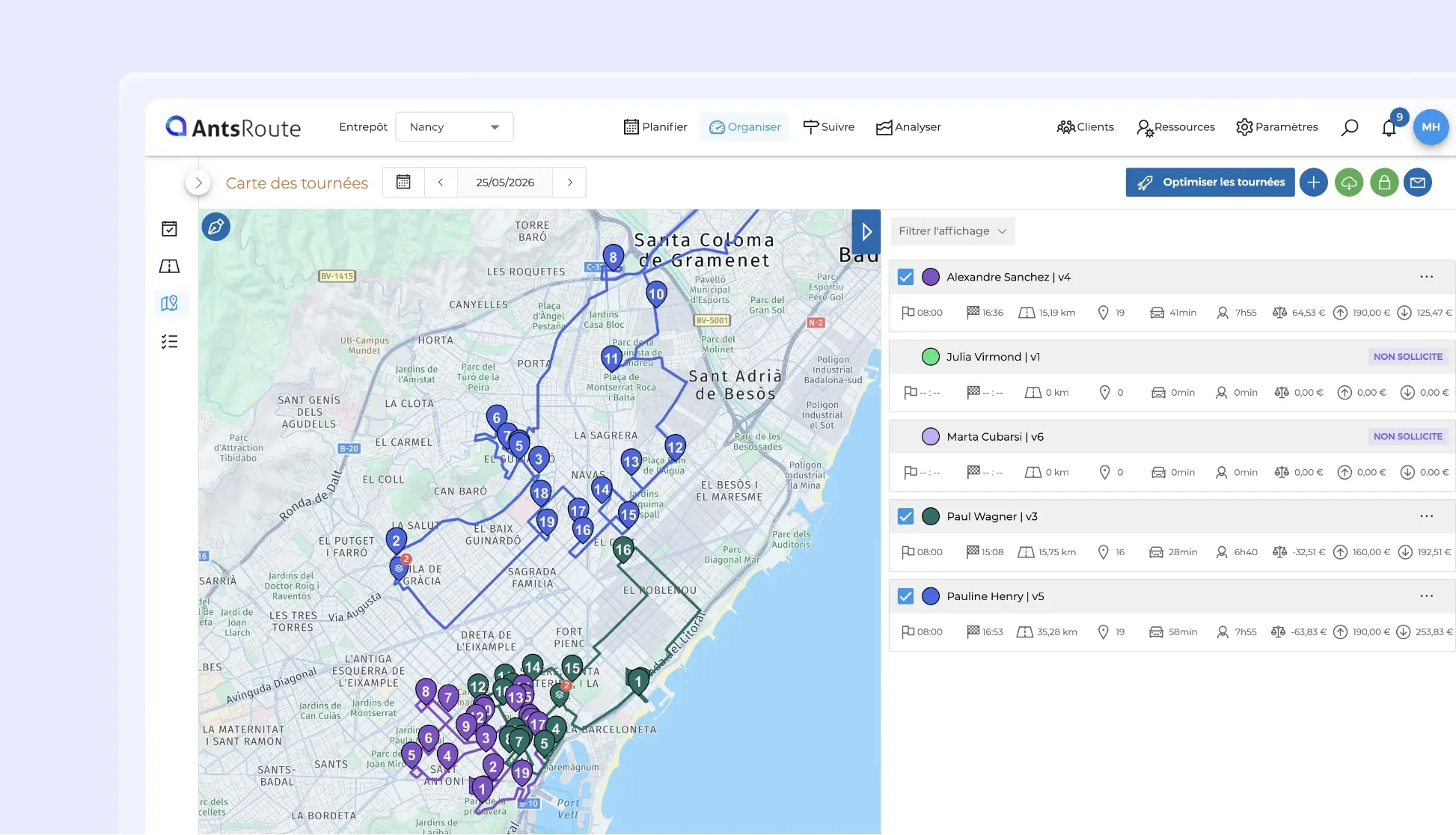 Capture d’écran de l’interface AntsRoute affichant une carte d’optimisation de tournées avec plusieurs itinéraires colorés, des points de livraison numérotés et un panneau de suivi des tournées et des chauffeurs sur la droite.
