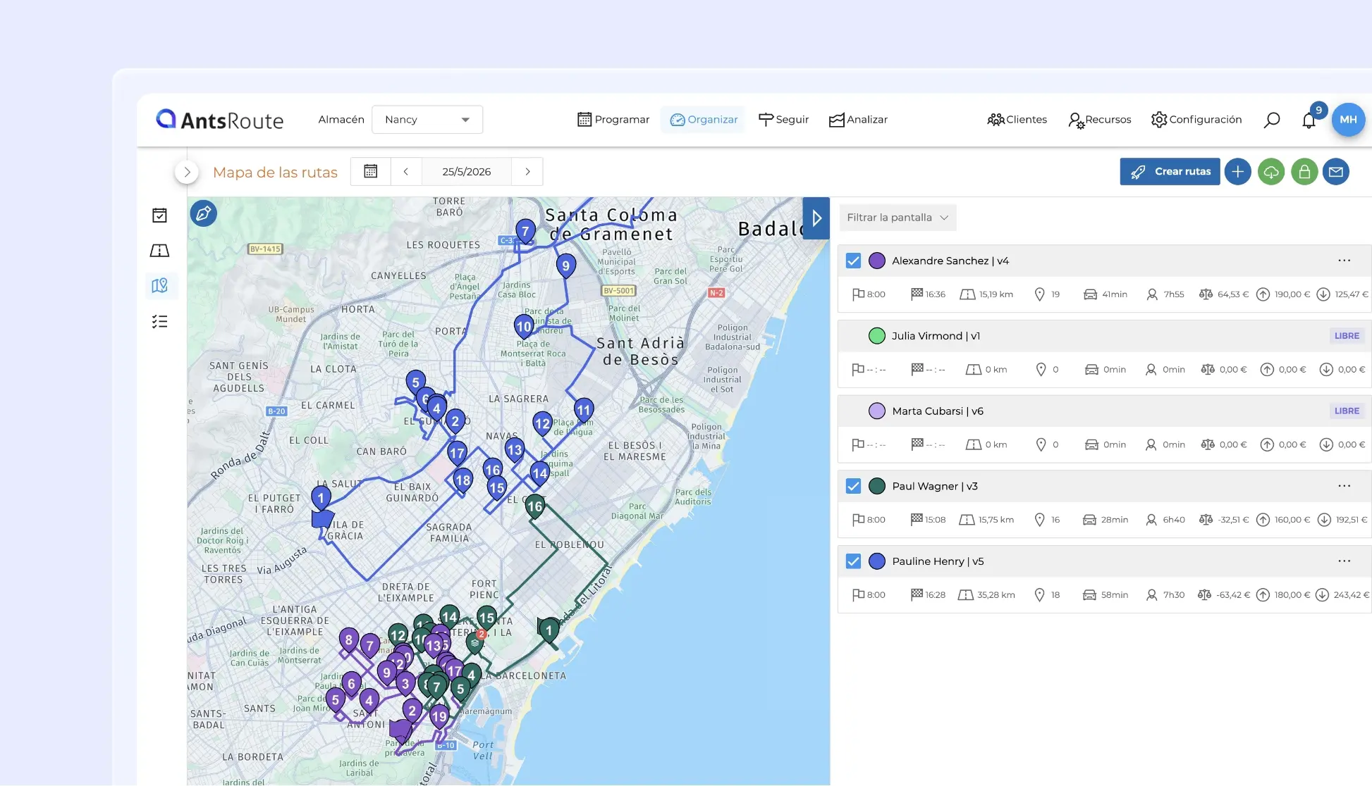 Captura de pantalla de la interfaz de AntsRoute que muestra un mapa de optimización de rutas con varios itinerarios de colores, puntos de entrega numerados y un panel de seguimiento de rutas y conductores a la derecha.
