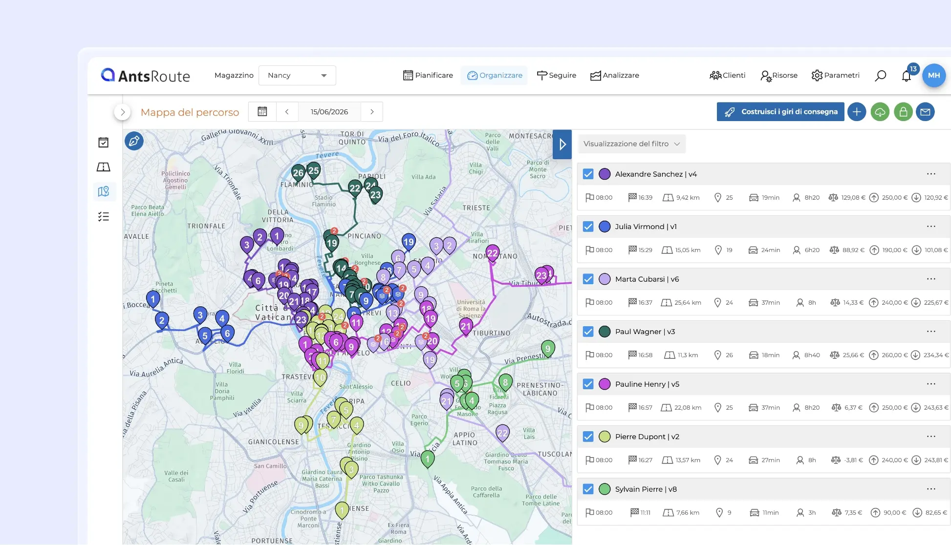 Screenshot dell’interfaccia AntsRoute che mostra una mappa di ottimizzazione dei percorsi con diversi itinerari colorati, punti di consegna numerati e un pannello di monitoraggio dei percorsi e degli autisti sulla destra.