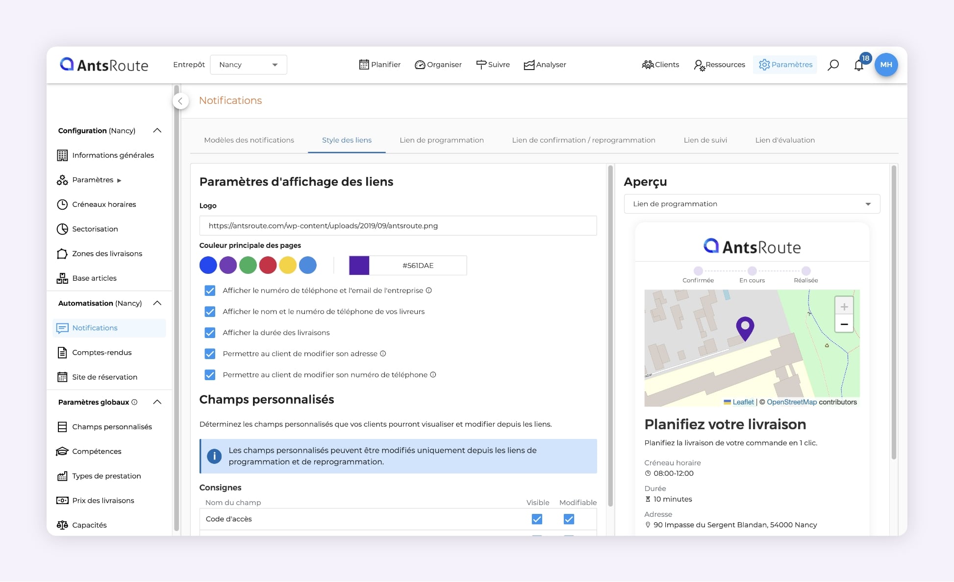 Capture d’écran d’AntsRoute affichant l’éditeur des pages de suivi de livraison et l’écran de confirmation/reprogrammation, avec paramètres de logo, couleurs, messages et champs clients.