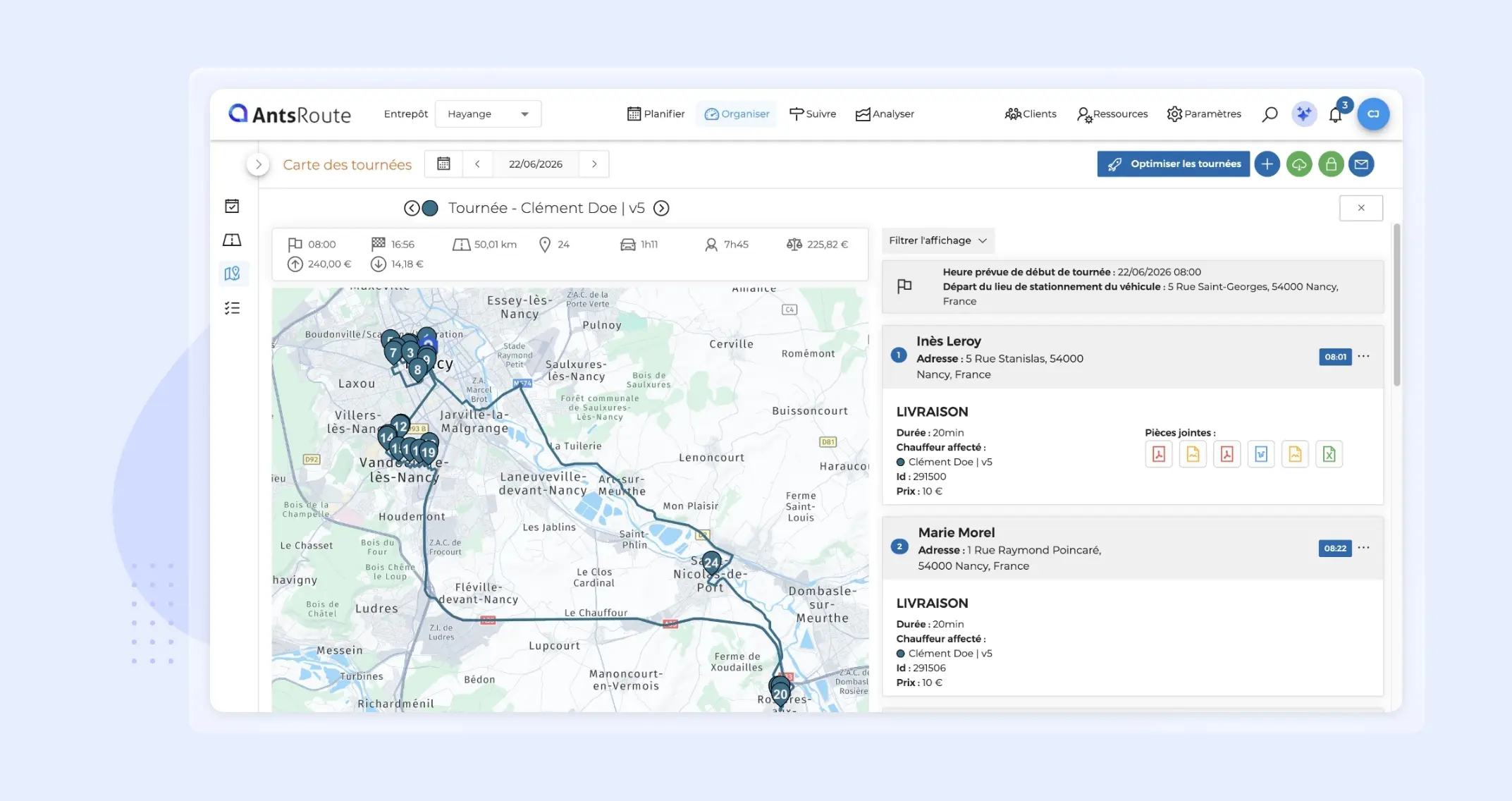 Carte des tournées affichant l’itinéraire d’un chauffeur, les étapes planifiées sur une carte interactive et le détail des livraisons avec leurs pièces jointes.