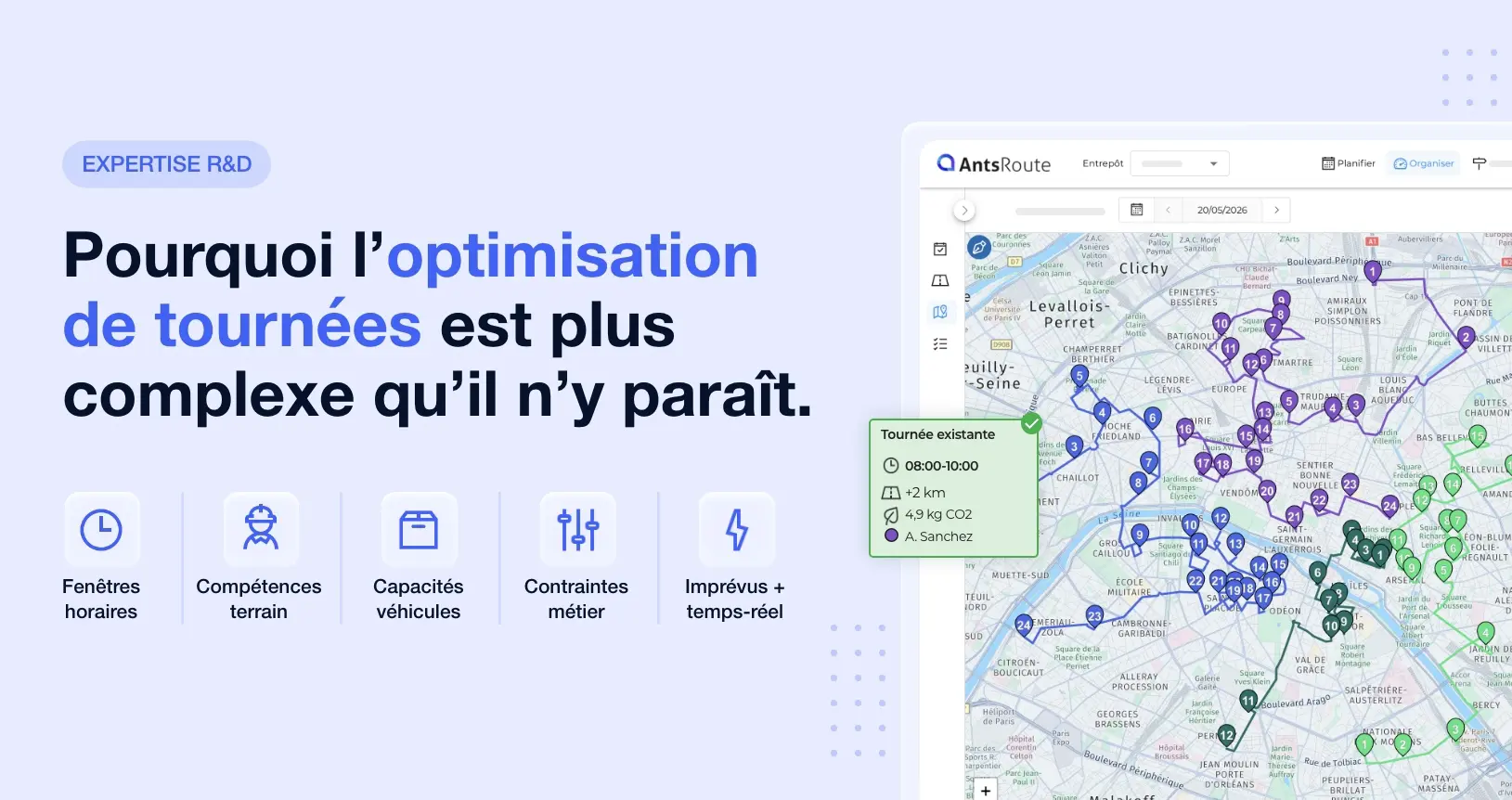 Bannière AntsRoute illustrant la complexité de l’optimisation de tournées avec une carte de tournées affichée dans l’interface du logiciel, plusieurs itinéraires colorés et des contraintes métier comme les fenêtres horaires, les compétences terrain, les capacités véhicules et la gestion des imprévus en temps réel.