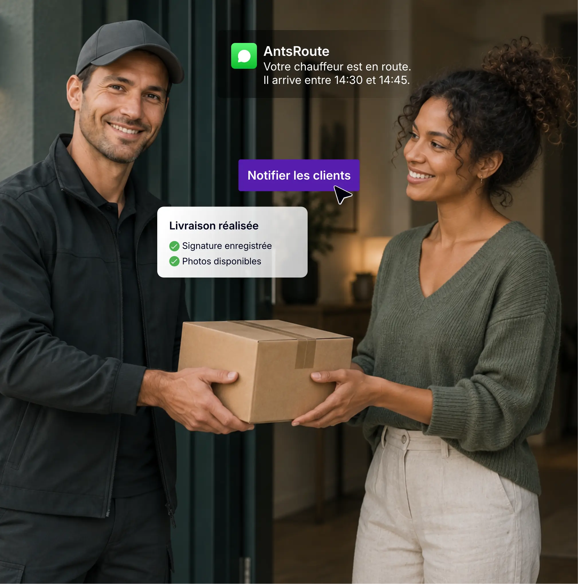 Livreur remettant un colis à une cliente informée de son heure d’arrivée par une notification AntsRoute.