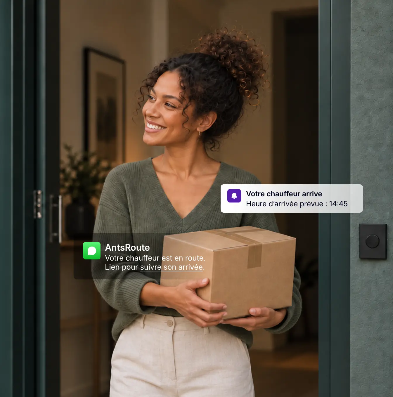 Cliente recevant son colis et une notification AntsRoute indiquant l’heure d’arrivée du chauffeur et permettant de suivre la livraison.