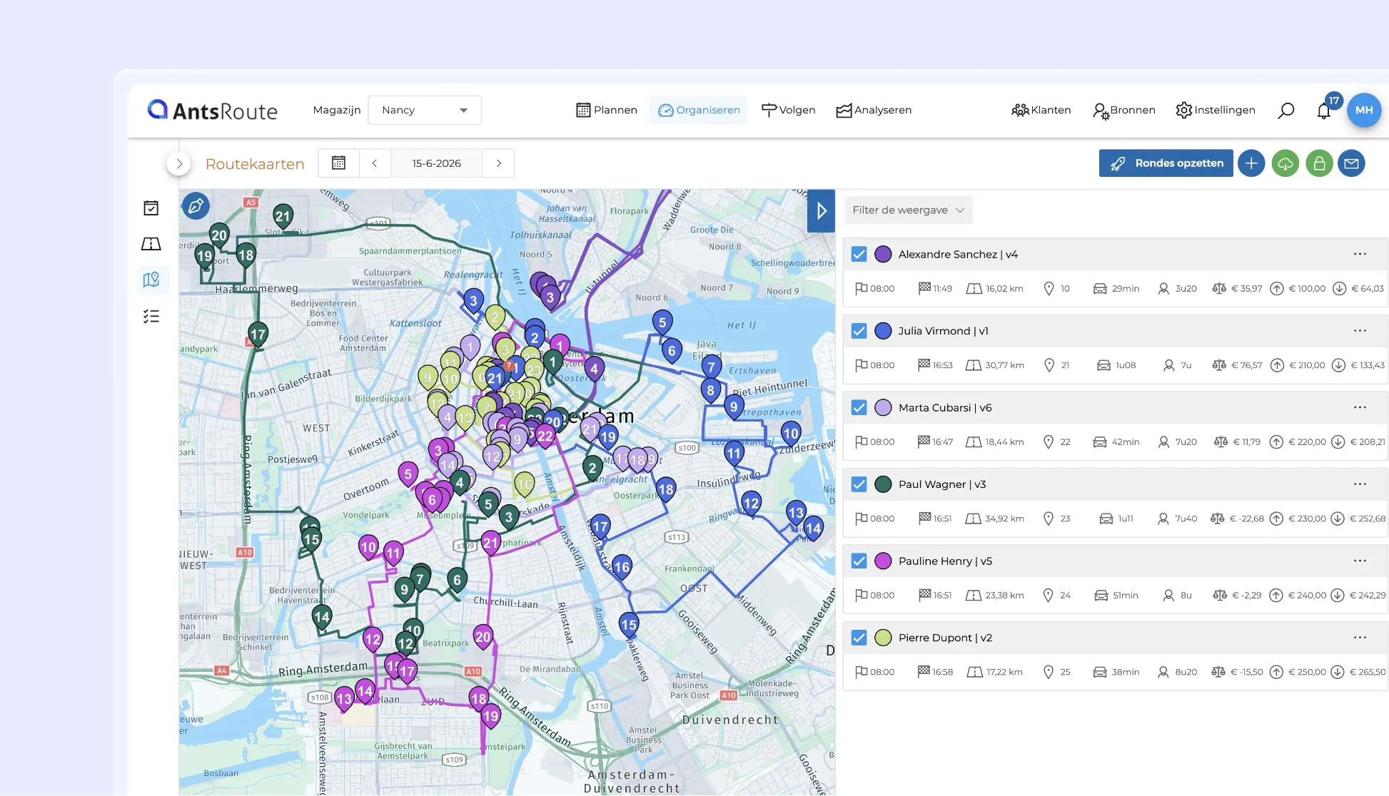Schermafbeelding van de AntsRoute-interface met een route-optimalisatiekaart waarop meerdere gekleurde routes, genummerde leverpunten en een paneel voor het volgen van routes en chauffeurs aan de rechterzijde zichtbaar zijn.