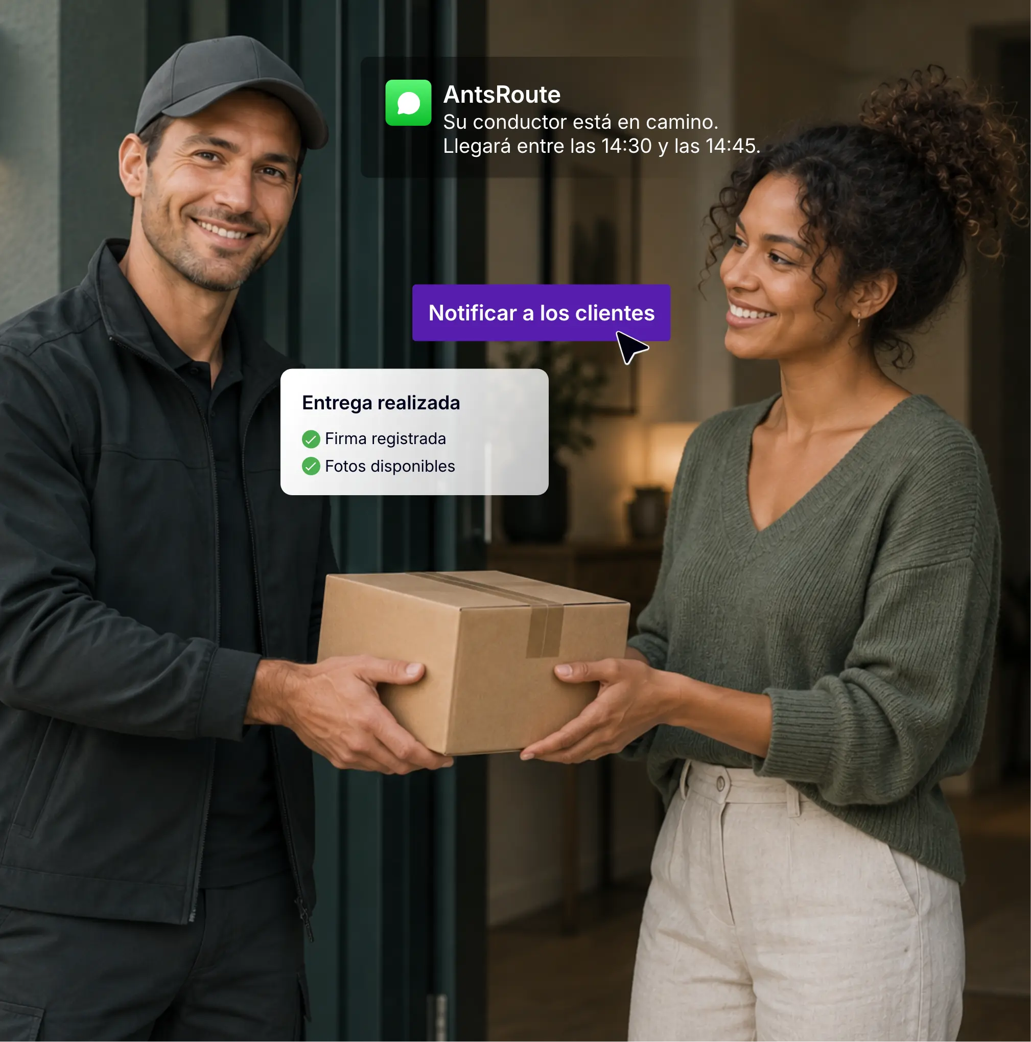 Repartidor entregando un paquete a una clienta tras recibir una notificación de AntsRoute con la franja horaria de llegada.