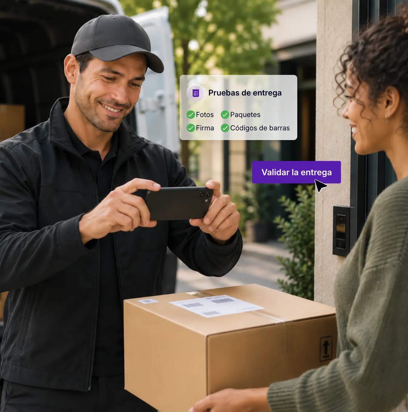 Repartidor utilizando un smartphone para registrar la prueba de entrega de un paquete, incluyendo foto, firma y código de barras.