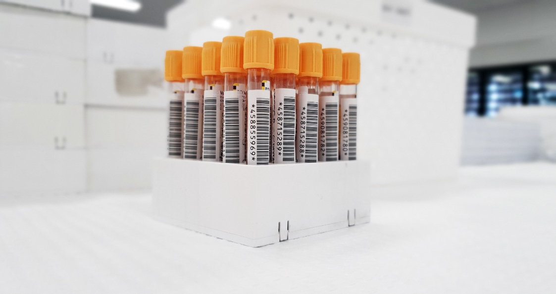 échantillons sanguins avec codes-barres dans un laboratoire d'analyse