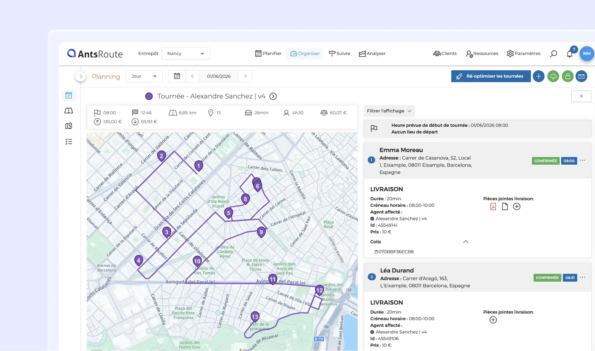 Capture d’écran de l’interface AntsRoute affichant une tournée de livraison optimisée sur une carte de Barcelone. La tournée comporte plusieurs arrêts numérotés reliés par un itinéraire violet, tandis qu’un panneau latéral détaille les livraisons planifiées, les créneaux horaires, les agents affectés et les informations clients.