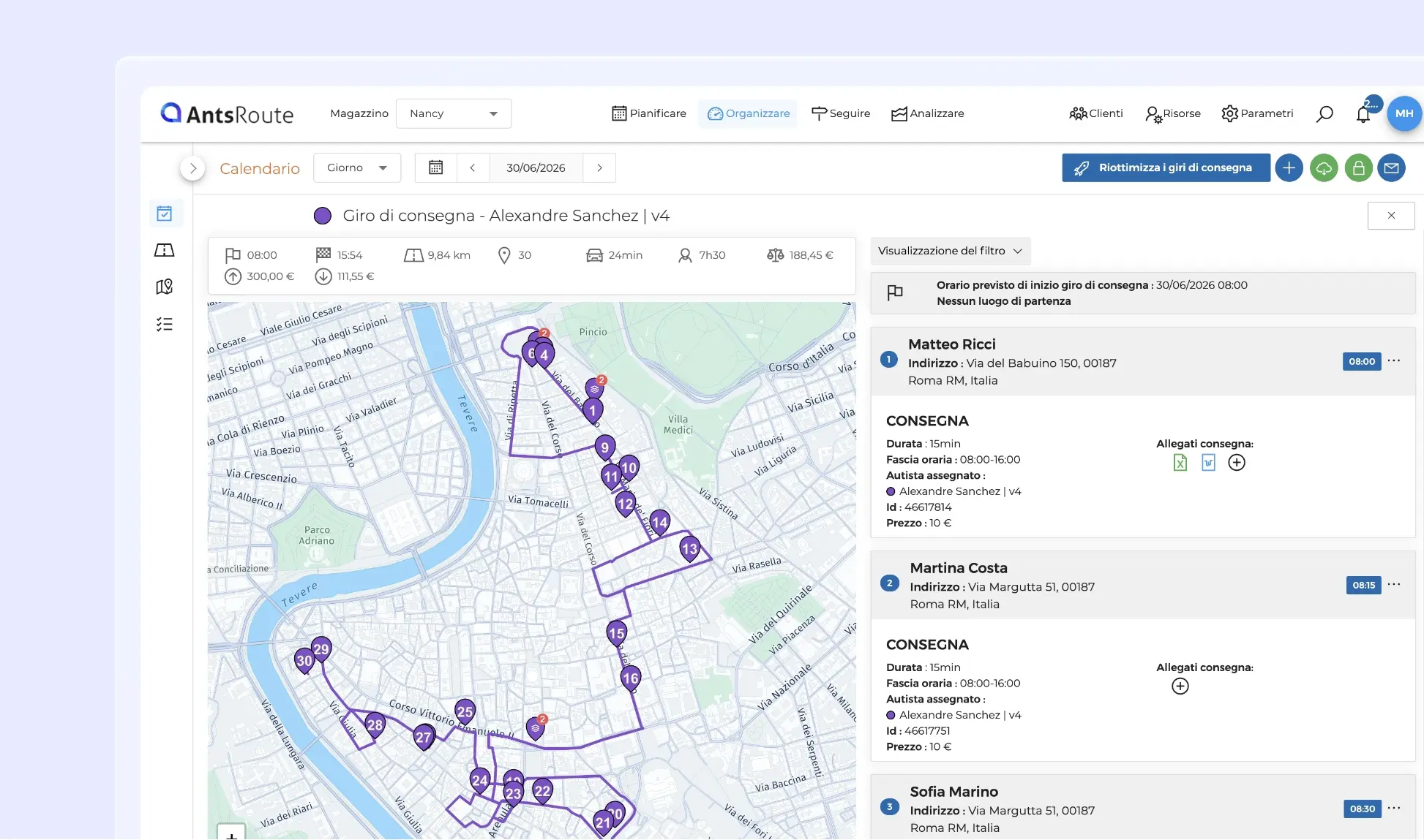 Screenshot dell’interfaccia AntsRoute che mostra un percorso di consegna ottimizzato su una mappa di Roma. Il percorso include diverse fermate numerate collegate da un itinerario viola, mentre un pannello laterale riporta i dettagli delle consegne pianificate, le finestre temporali, gli operatori assegnati e le informazioni sui clienti.