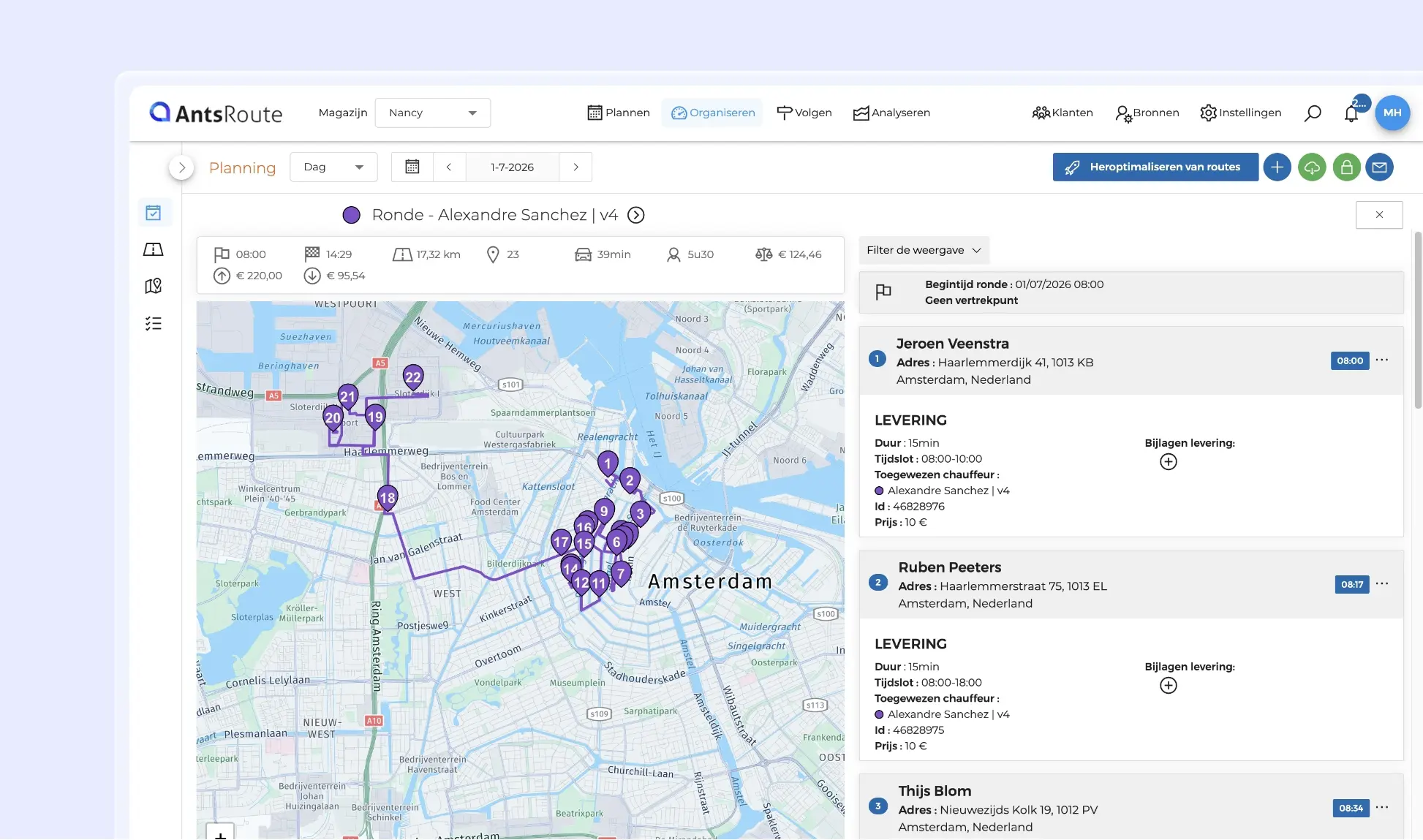 Screenshot van de AntsRoute-interface met een geoptimaliseerde leveringsroute op een kaart van Amsterdam. De route omvat meerdere genummerde stops die met een paarse route zijn verbonden, terwijl een zijpaneel details toont over de geplande leveringen, tijdslots, toegewezen medewerkers en klantinformatie.
