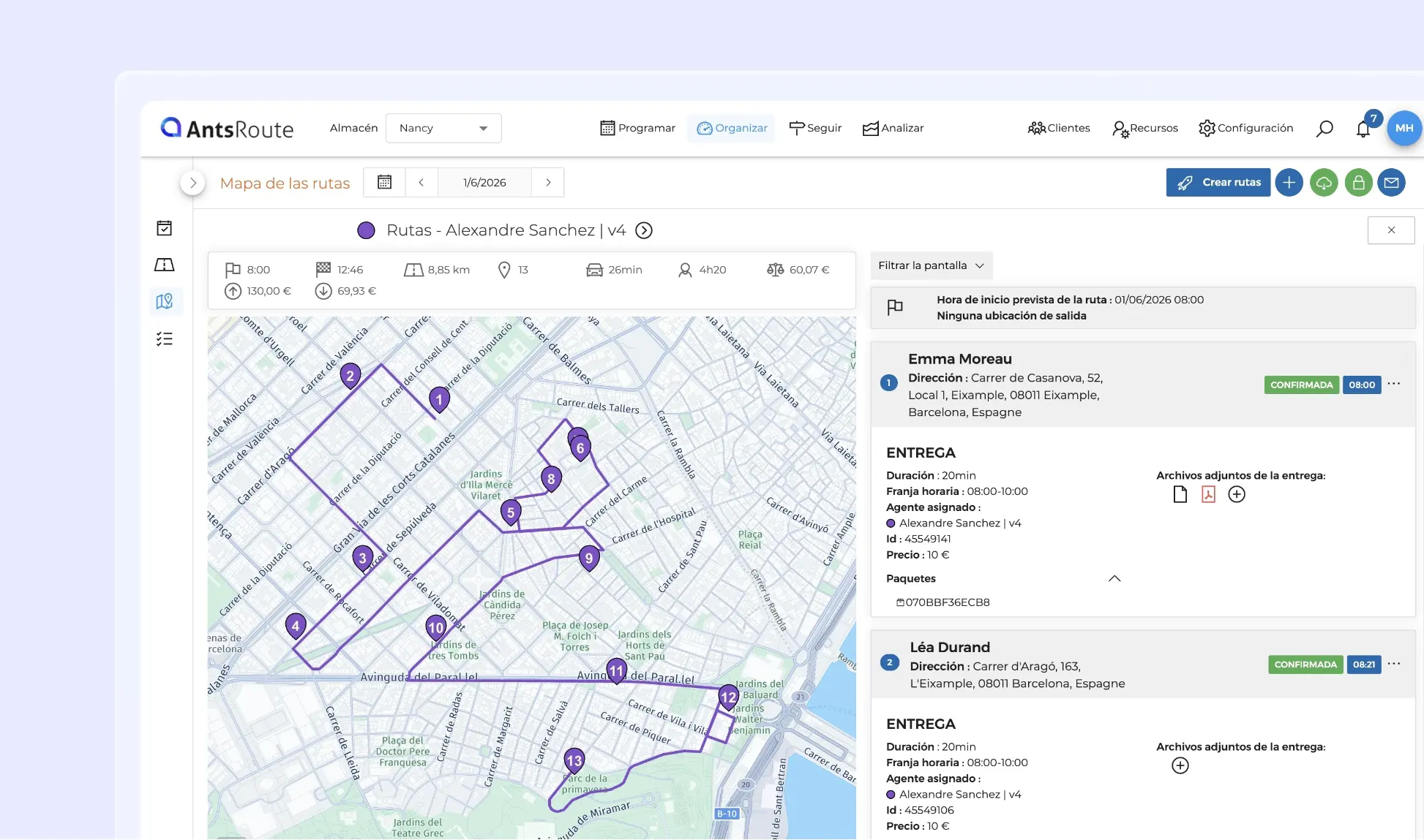 Captura de pantalla de la interfaz de AntsRoute que muestra una ruta de reparto optimizada en un mapa de Barcelona. La ruta incluye varias paradas numeradas conectadas por un itinerario violeta, mientras que un panel lateral detalla las entregas planificadas, las franjas horarias, los agentes asignados y la información de los clientes.