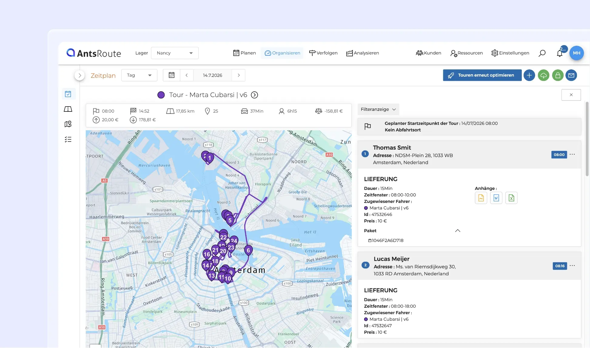 Screenshot der AntsRoute-Benutzeroberfläche, der eine optimierte Liefertour auf einer Karte von Amsterdam zeigt. Die Tour umfasst mehrere nummerierte Stopps, die durch eine violette Route miteinander verbunden sind. Ein Seitenbereich enthält detaillierte Informationen zu den geplanten Lieferungen, den Zeitfenstern, den zugewiesenen Fahrern sowie den Kundendaten.