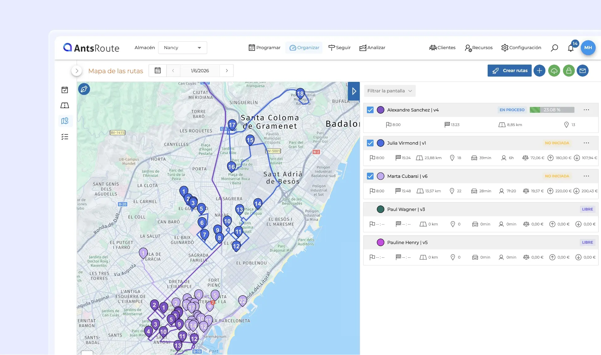 Interfaz de AntsRoute que muestra varias rutas en un mapa de Barcelona y una lista de agentes con sus indicadores operativos, utilizada para analizar y reequilibrar las rutas.