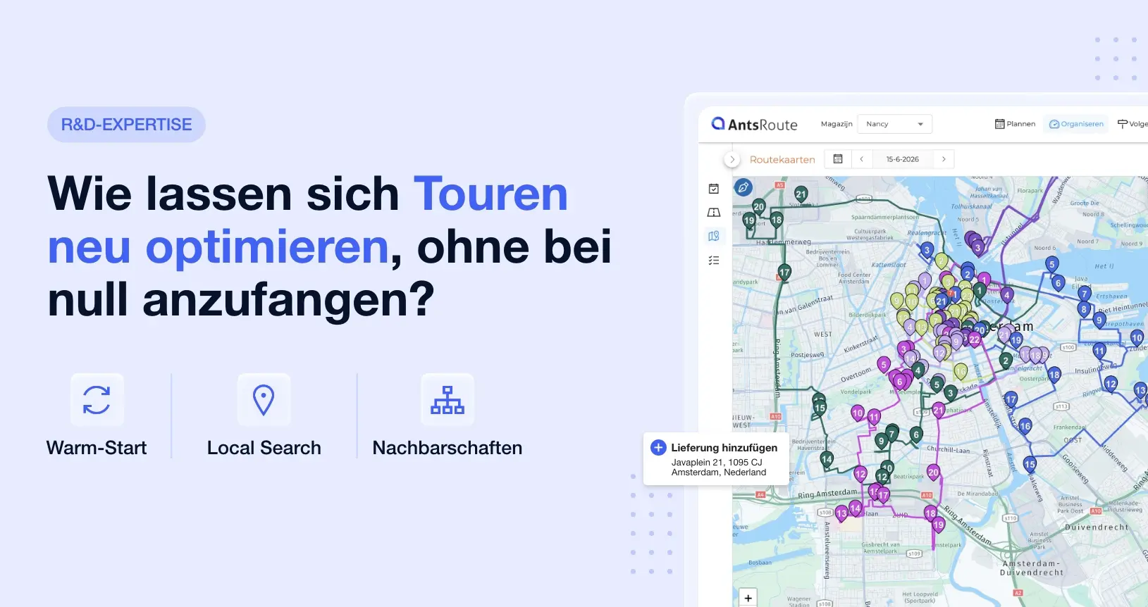 Screenshot der AntsRoute-Benutzeroberfläche mit einer Tourenkarte, auf der mehrere Routen angezeigt werden, sowie einem Fenster mit der Aufschrift „Lieferung hinzufügen“. Links steht der Titel „Wie lassen sich Touren neu optimieren, ohne bei null anzufangen?“, begleitet von den drei Schlüsselkonzepten: Warm-Start, Lokale Suche und Nachbarschaften.