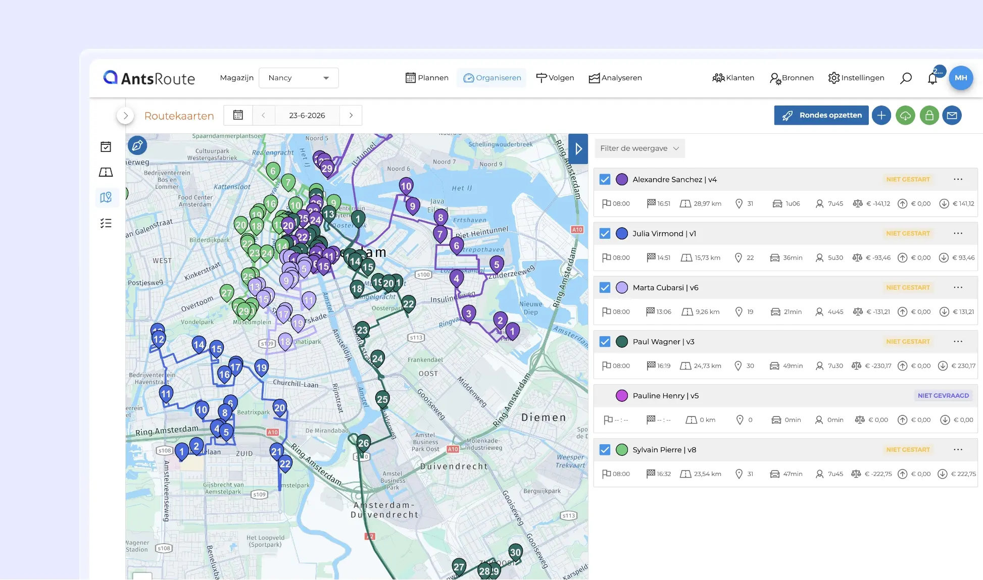 AntsRoute-interface met meerdere routes op een kaart van Amsterdam en een lijst van medewerkers met hun operationele indicatoren, gebruikt om routes te analyseren en opnieuw in balans te brengen.