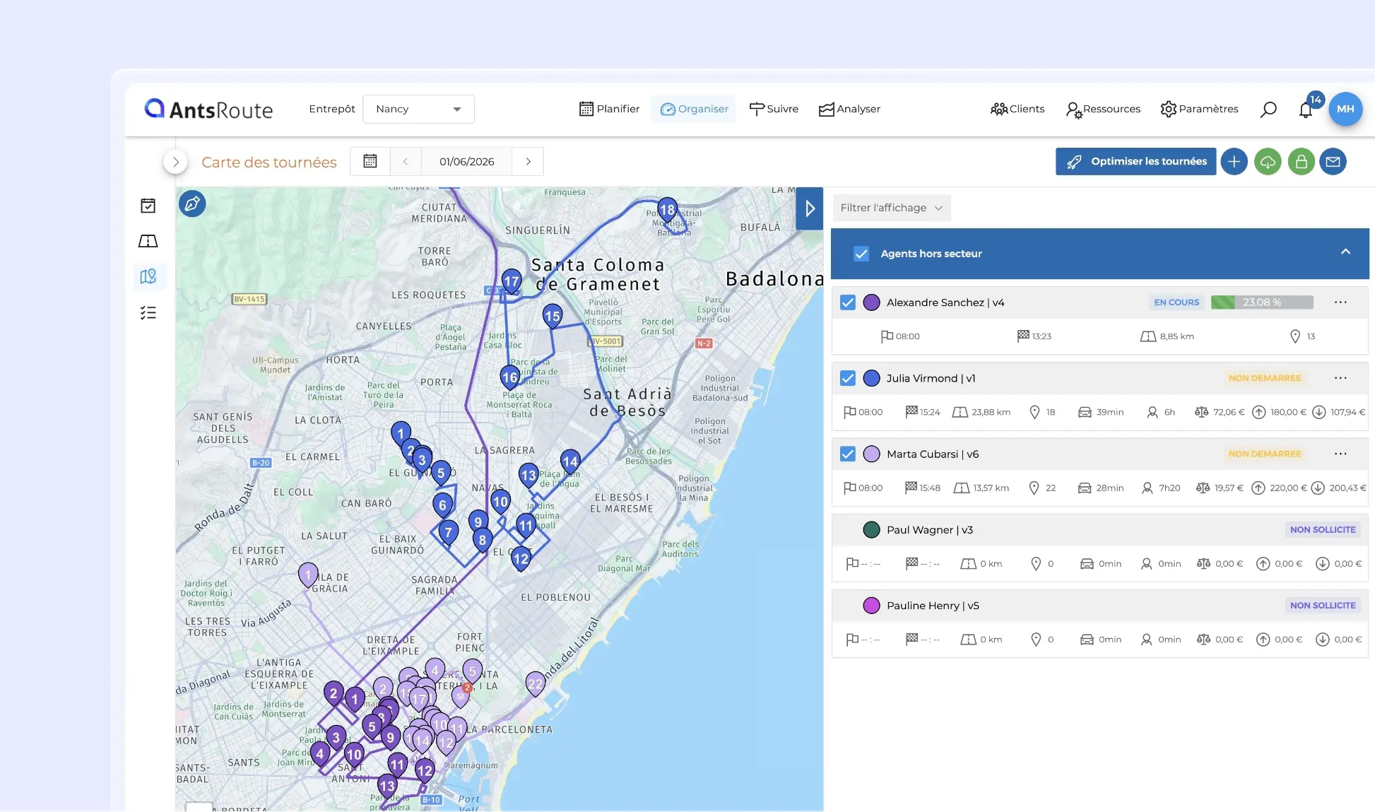 Interface AntsRoute affichant plusieurs tournées sur une carte de Barcelone et une liste d’agents avec leurs indicateurs opérationnels, utilisée pour analyser et rééquilibrer les tournées.