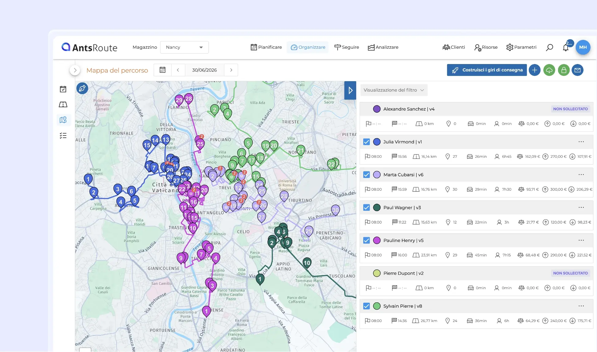 Interfaccia AntsRoute che mostra diversi percorsi su una mappa di Roma e un elenco di operatori con i relativi indicatori operativi, utilizzata per analizzare e riequilibrare i percorsi.